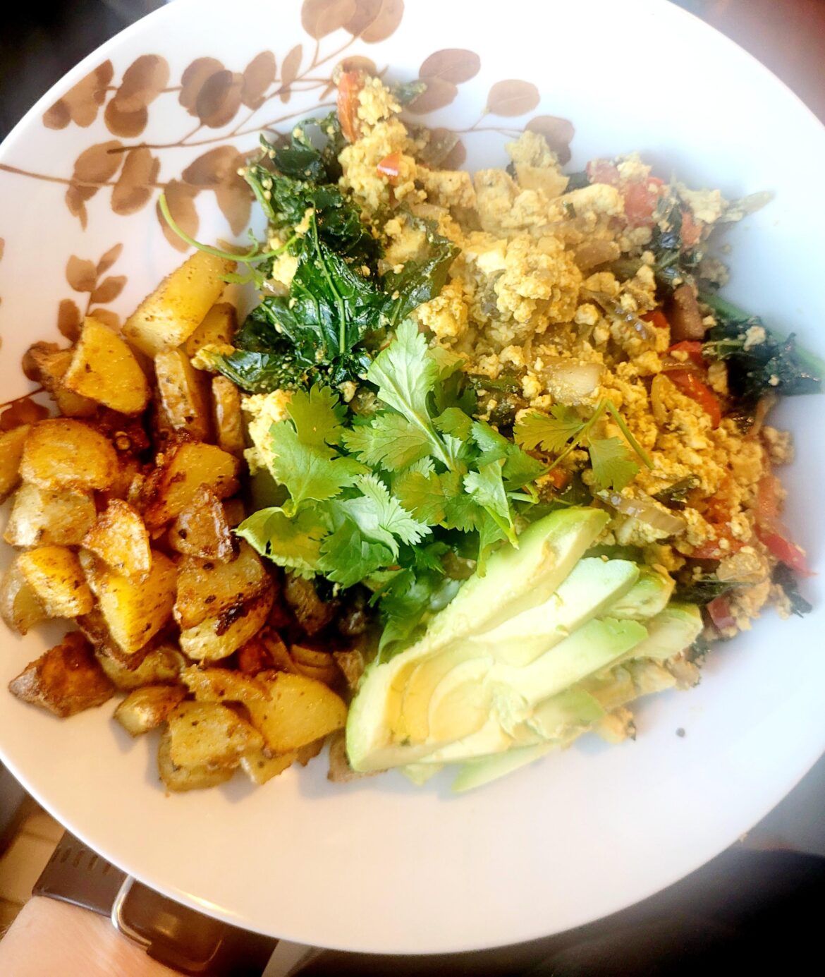 Amazing tofu scramble with roasted potatoes and avocado 🥑
