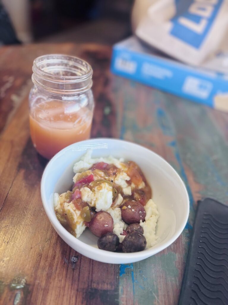 Peewee potatoes , egg whites, green chile, with homemade apple carrot ginger juice (355 cal)