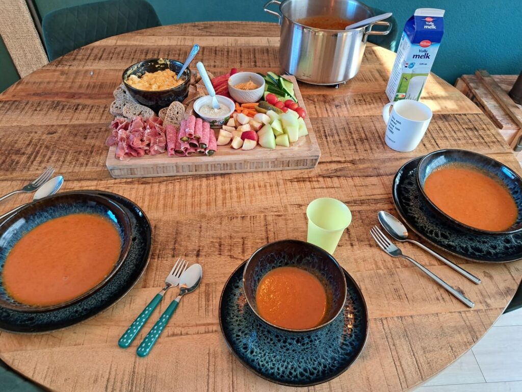 Our favorite lunch: a charcuterieboard with tomatosoup