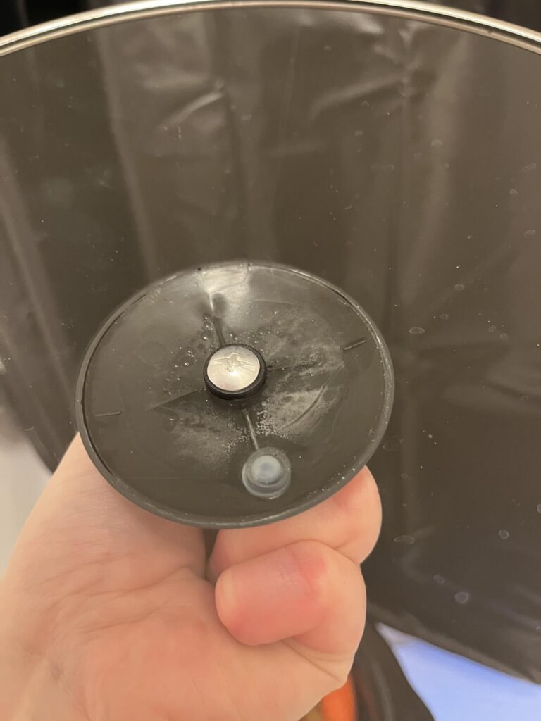 Screw of lid handle to clean?