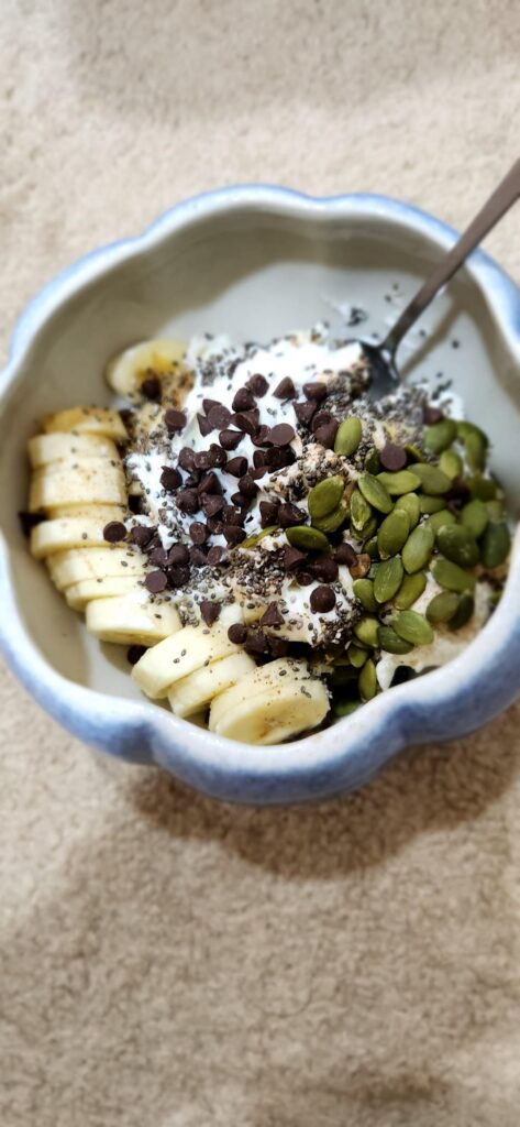 My fruity Greek Yogurt breastfast bowl (471 cals)