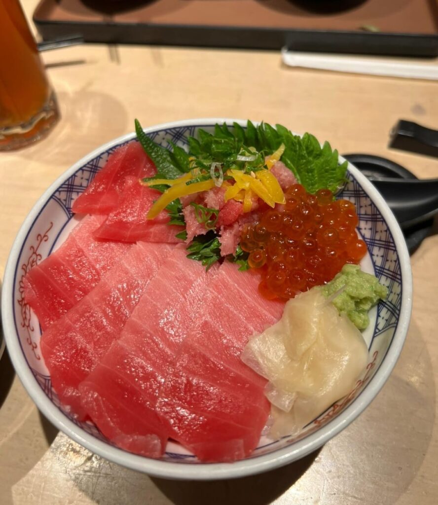 Ate some delicious chirashi with my brother and mom
