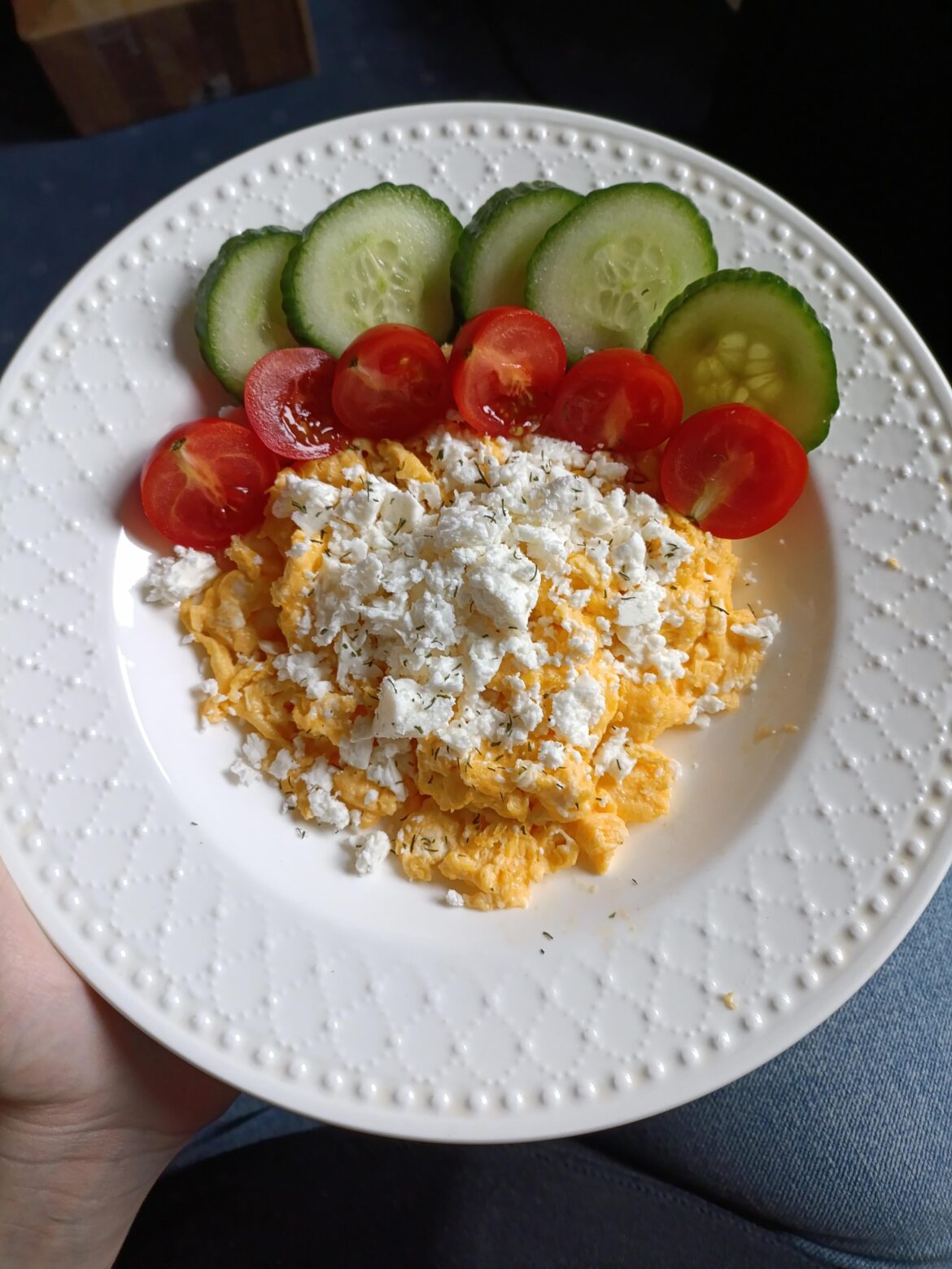 Scrambled eggs with feta ~230 kcal
