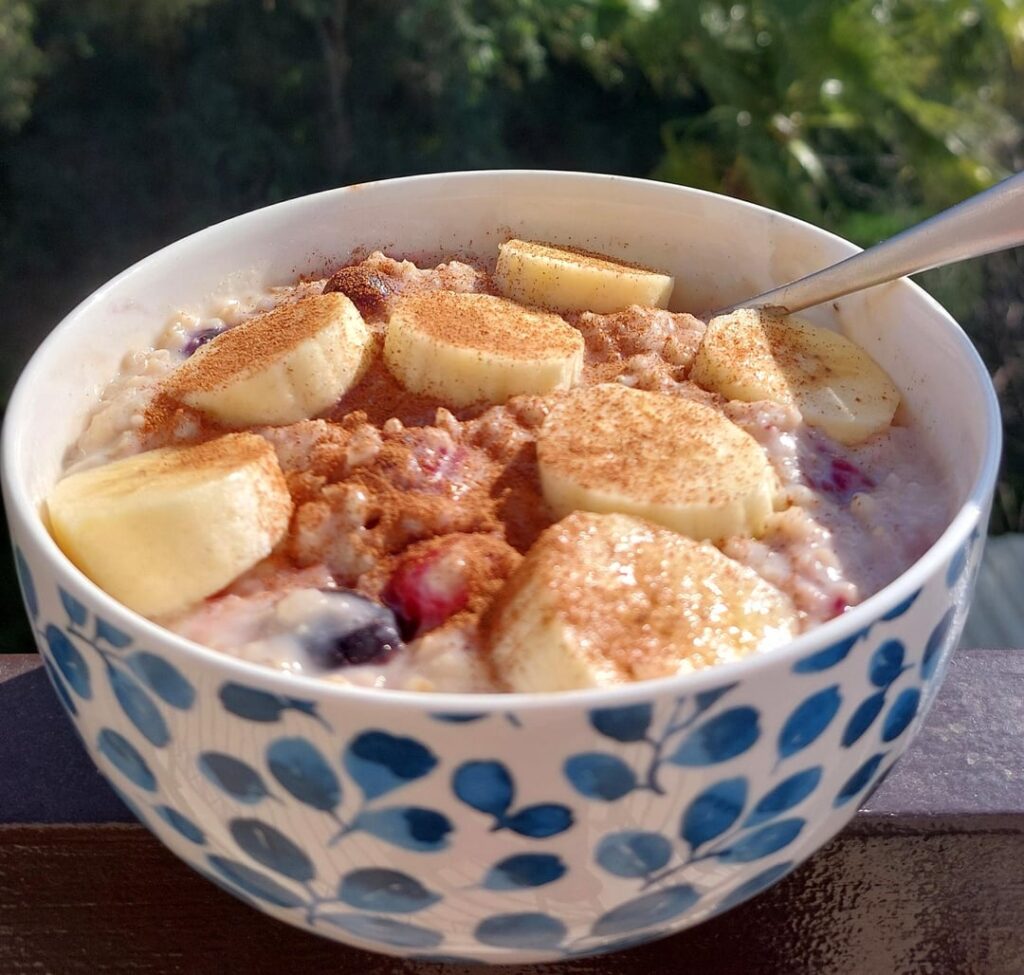Oatmeal with Fruit (340 cals)