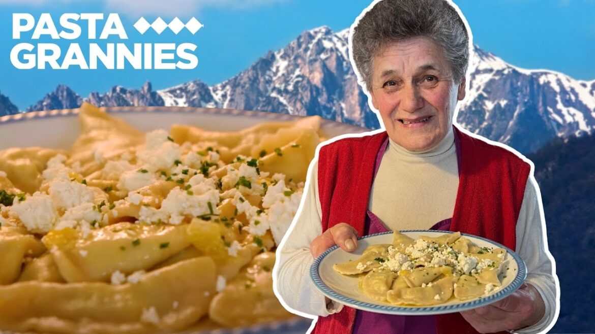 Discover half moon ravioli filled with ricotta and spinach! | Pasta Grannies