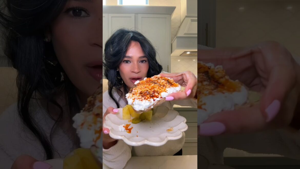 I’m obsessed with this breakfast toast #toast #avocado #recipe #cottagecheese