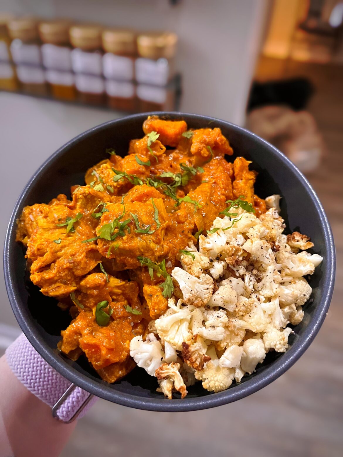 Butter Chicken inspired dish - served with airfried cauliflower instead of rice. 345 calories and 40g of protein