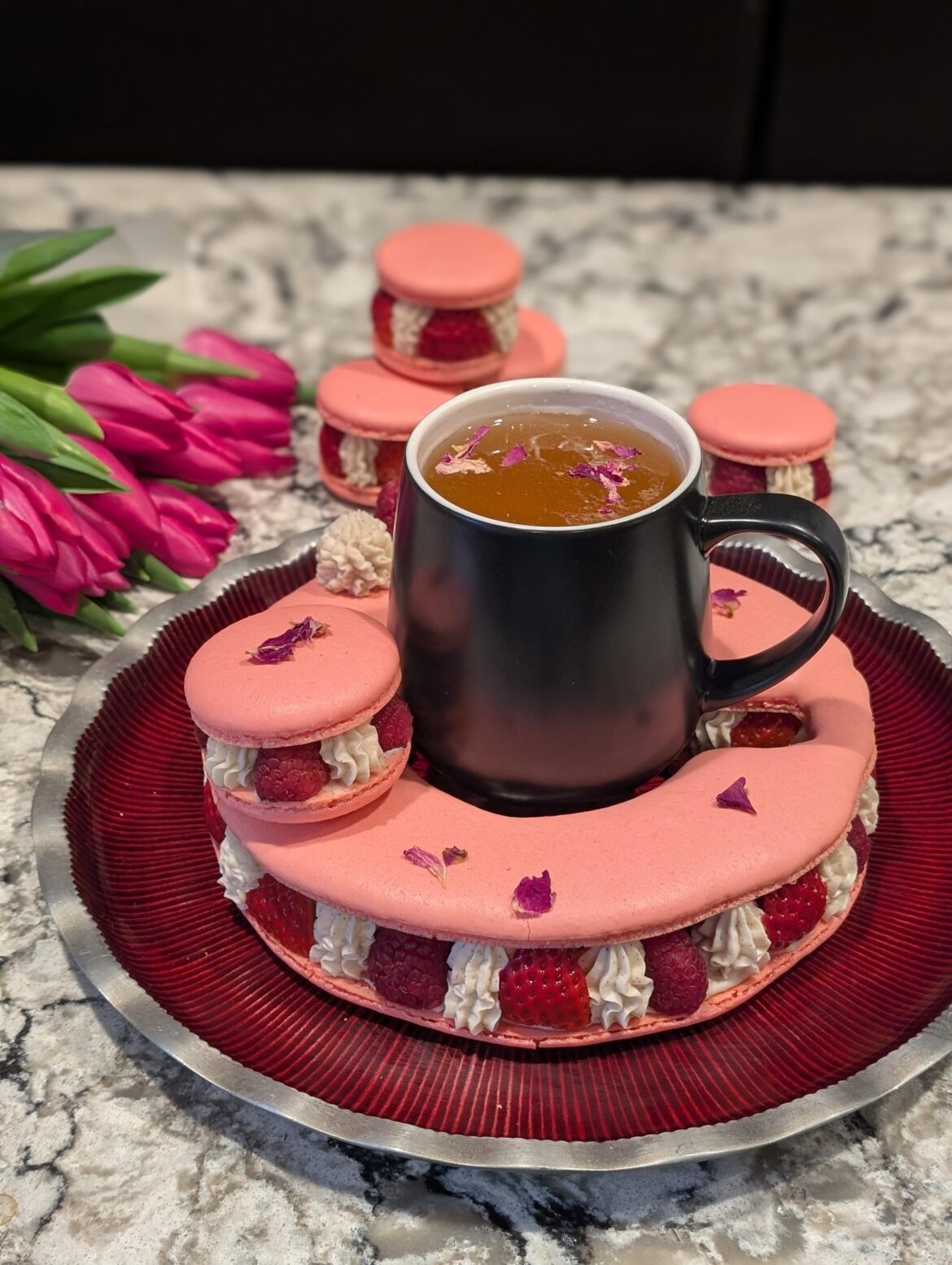 Ispahan "mug hug" macaron