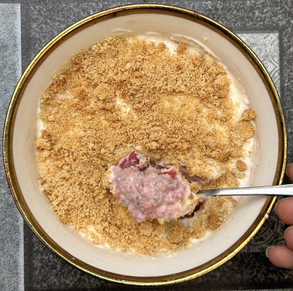 Strawberry Cheesecake Oats (370 kcal)
