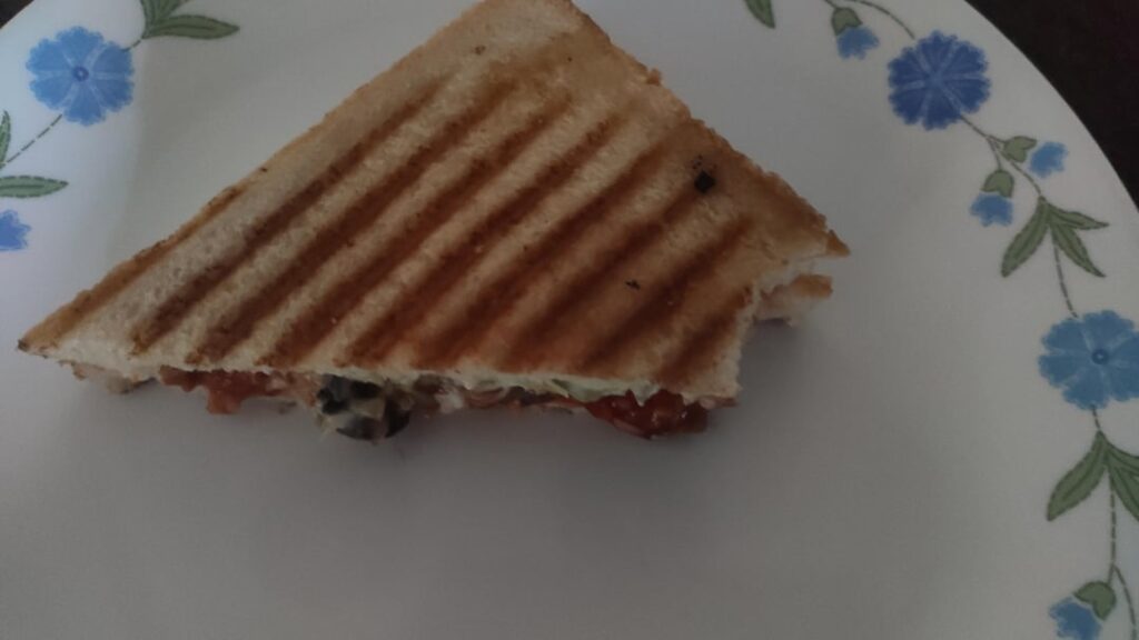 Calories in this half of a chicken fajita sandwich?