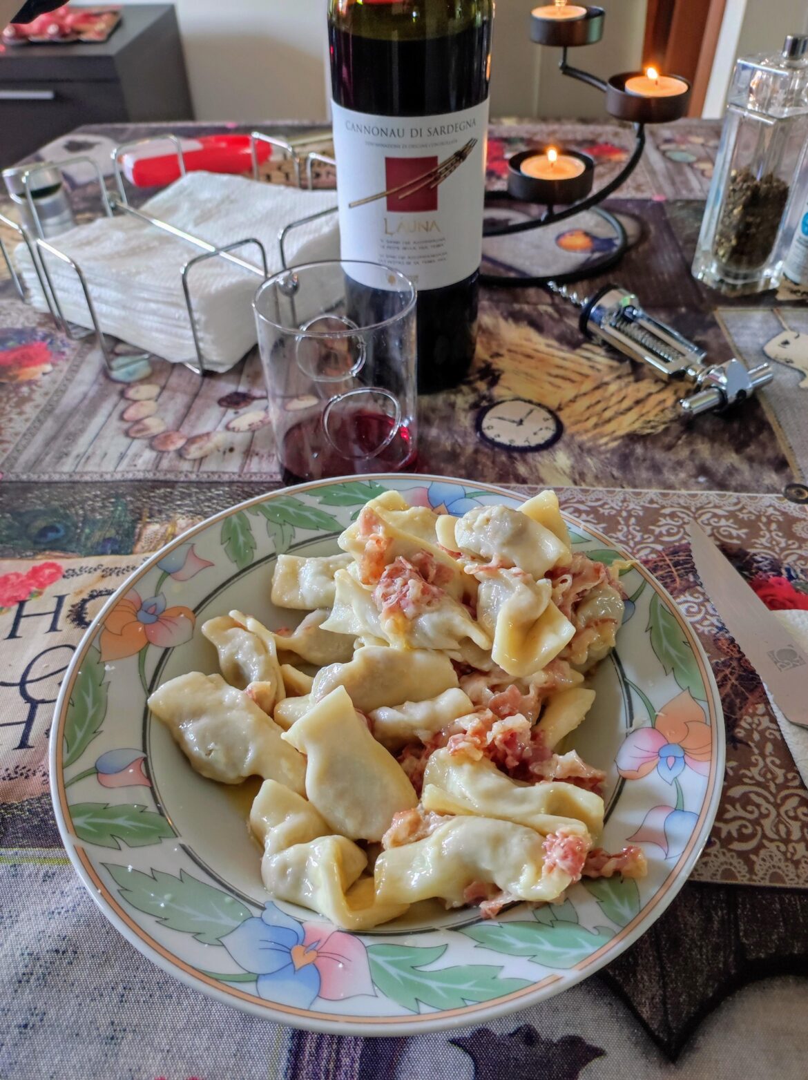 Today for lunch:Dumplings stuffed with meat, with butter sauce and crispy bacon (Ravioli di carne con burro e pancetta croccante).