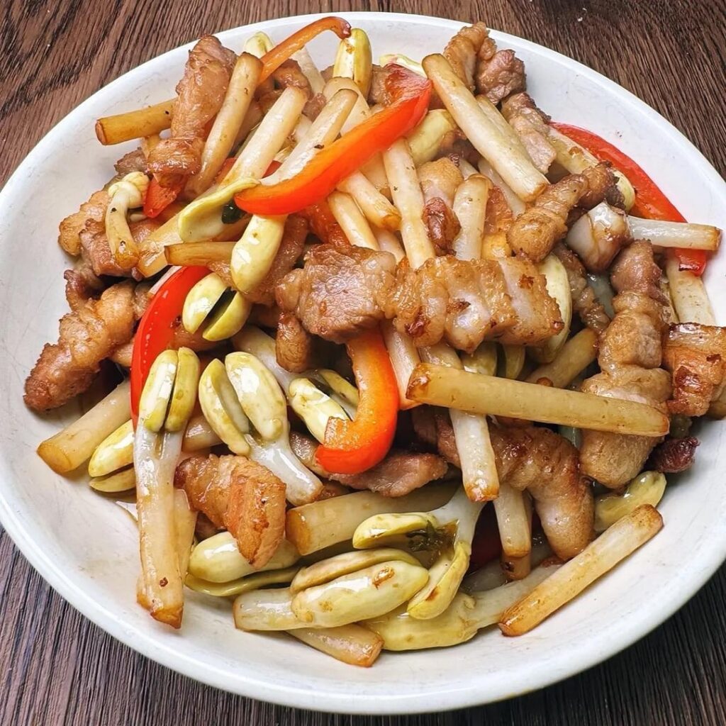 Stir-Fried Pork Belly with Peanut Sprouts！I think peanut sprouts taste better than soybean sprouts and mung bean sprouts.