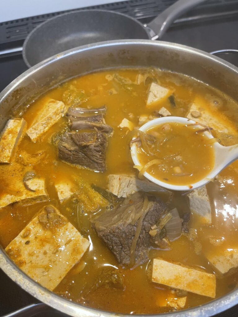 청국장 Chung-guk-jang, lovers. (Stinky dwenjang)