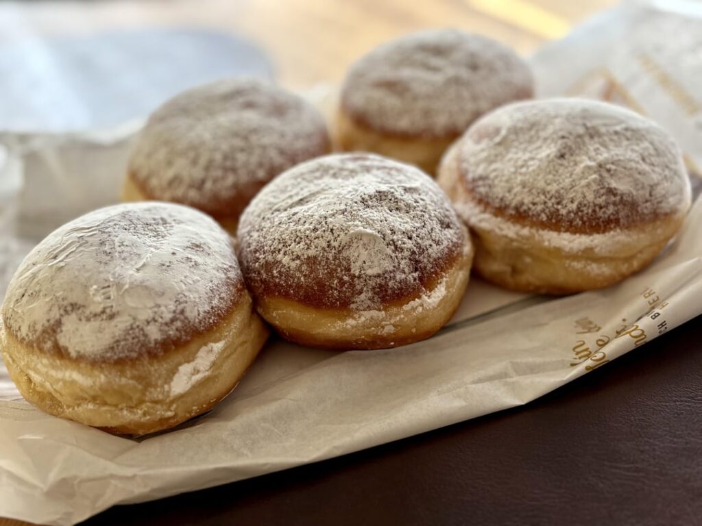 It’s Krapfenzeit in Bayern. There were so many varieties in the pastry shop but I always go for the classic one filled with Apricot jam.