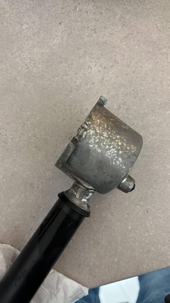 Y a-t-il une solution pour enlever ces taches d'un porte-filtre (Delonghi) passé au lave-vaisselle par erreur?