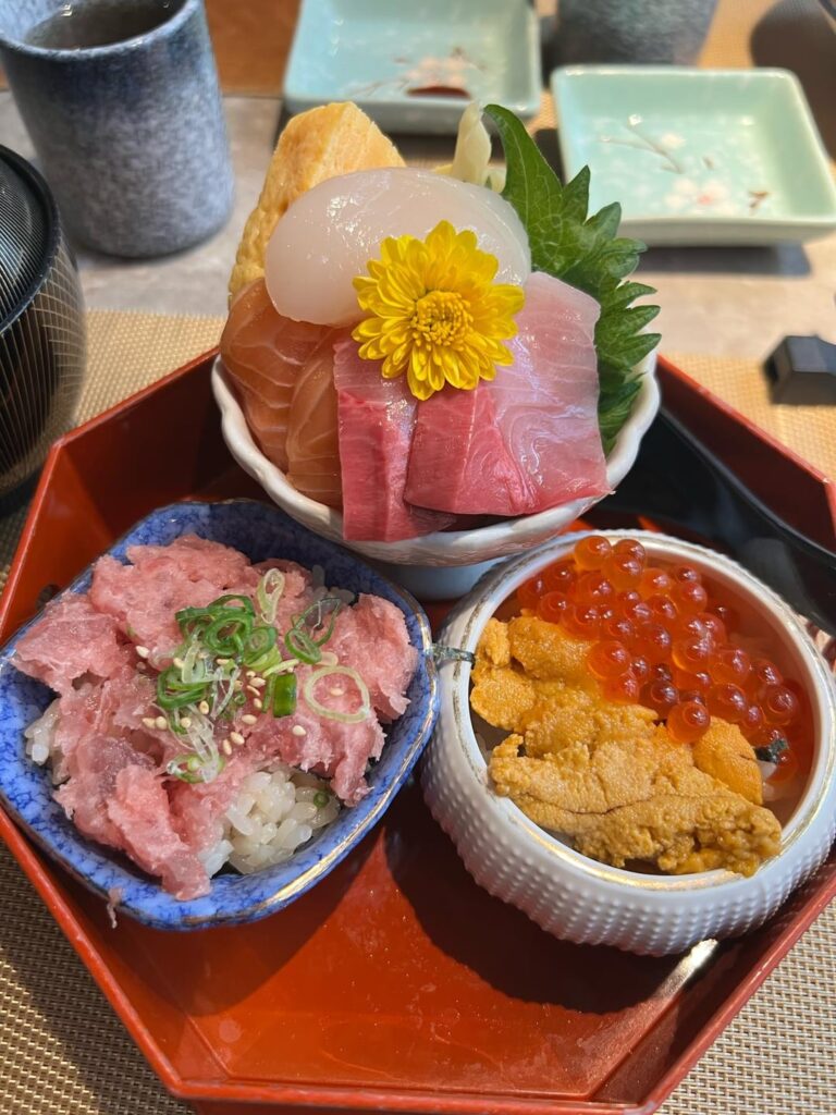 Ate some more delicious nigiri and some mini chirashi don