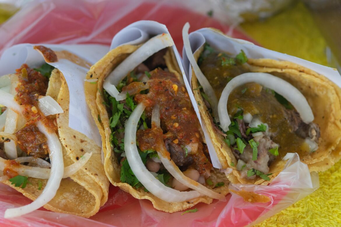 Asada, lengua, cabeza en tortillas hechas a mano.