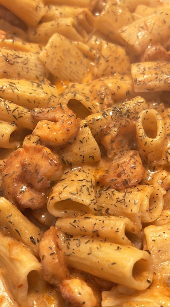 Heavy cream, garlic, tomato sauce, parmesan cheese, shrimps, basil, thyme, salt and black pepper. 😋🍽️