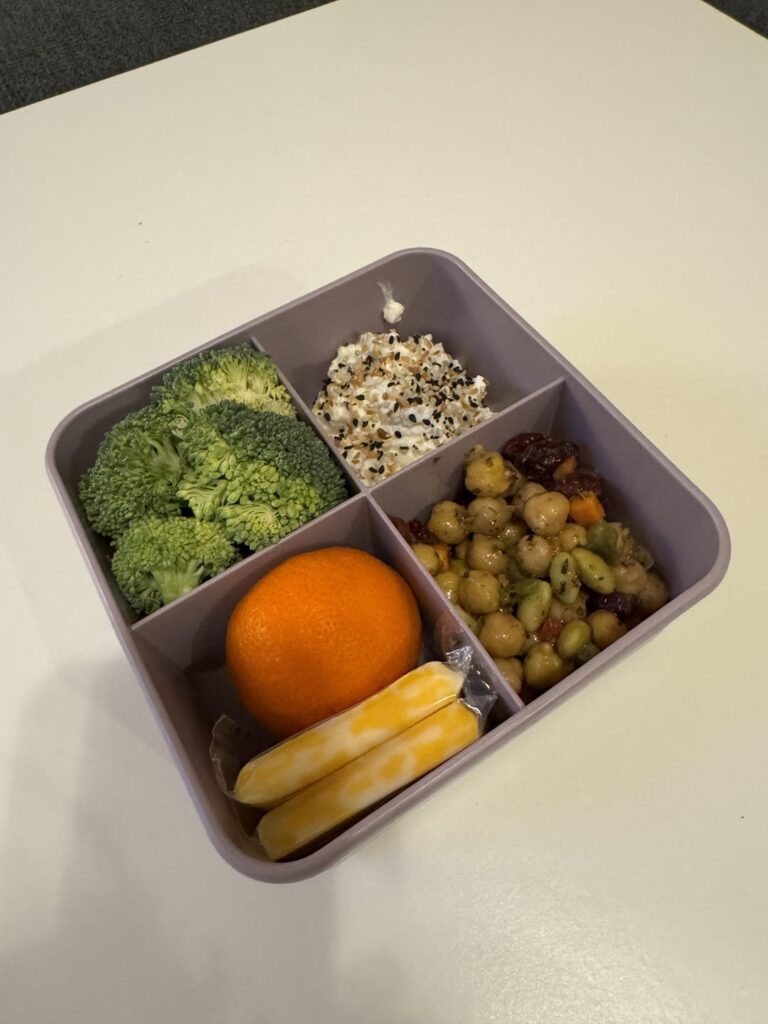 Little snack boxes for lunch because I’m just a really old child (466 cals, 29 grams protein)