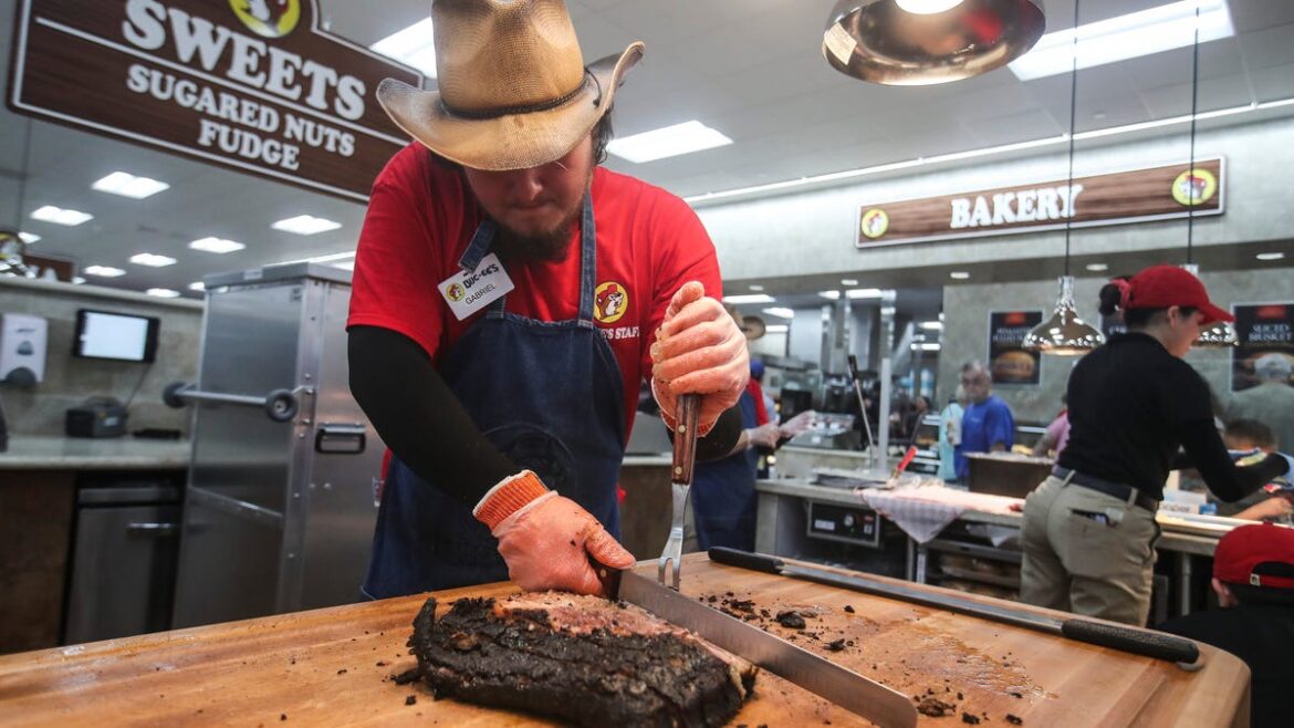 Buc-ee’s has Thanksgiving foods like turkey, peach cobbler, and more Buc-ee's has Thanksgiving foods like turkey, peach cobbler, and more