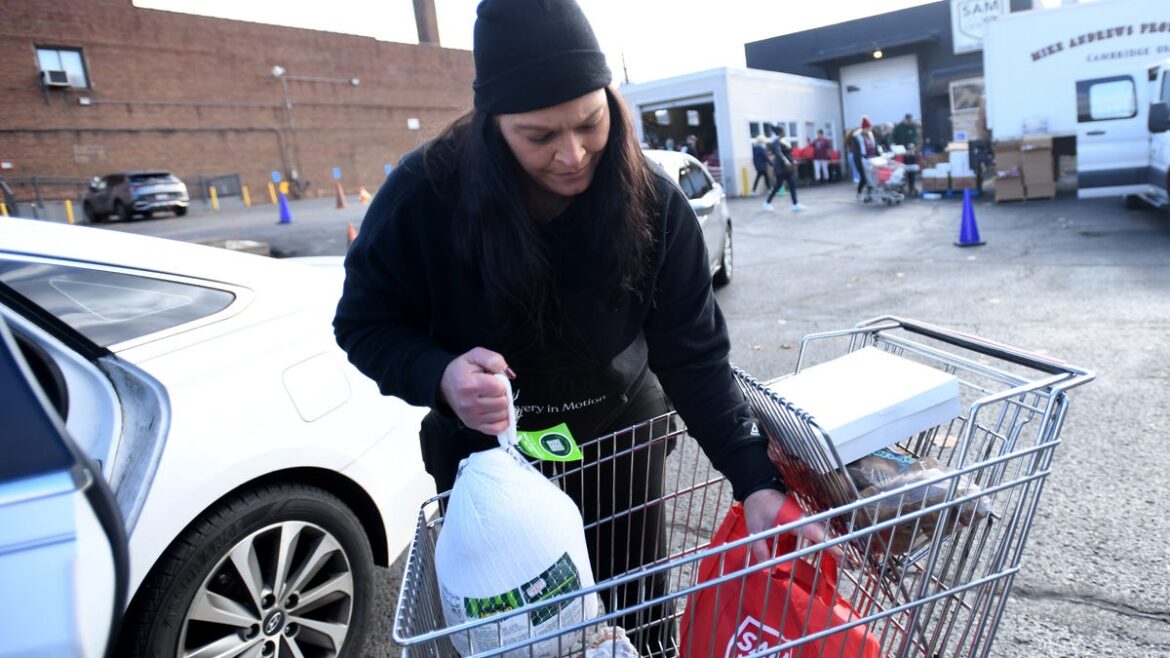 SAM Center in Massillon doles out Thanksgiving food to military folks SAM Center in Massillon doles out Thanksgiving food to military folks