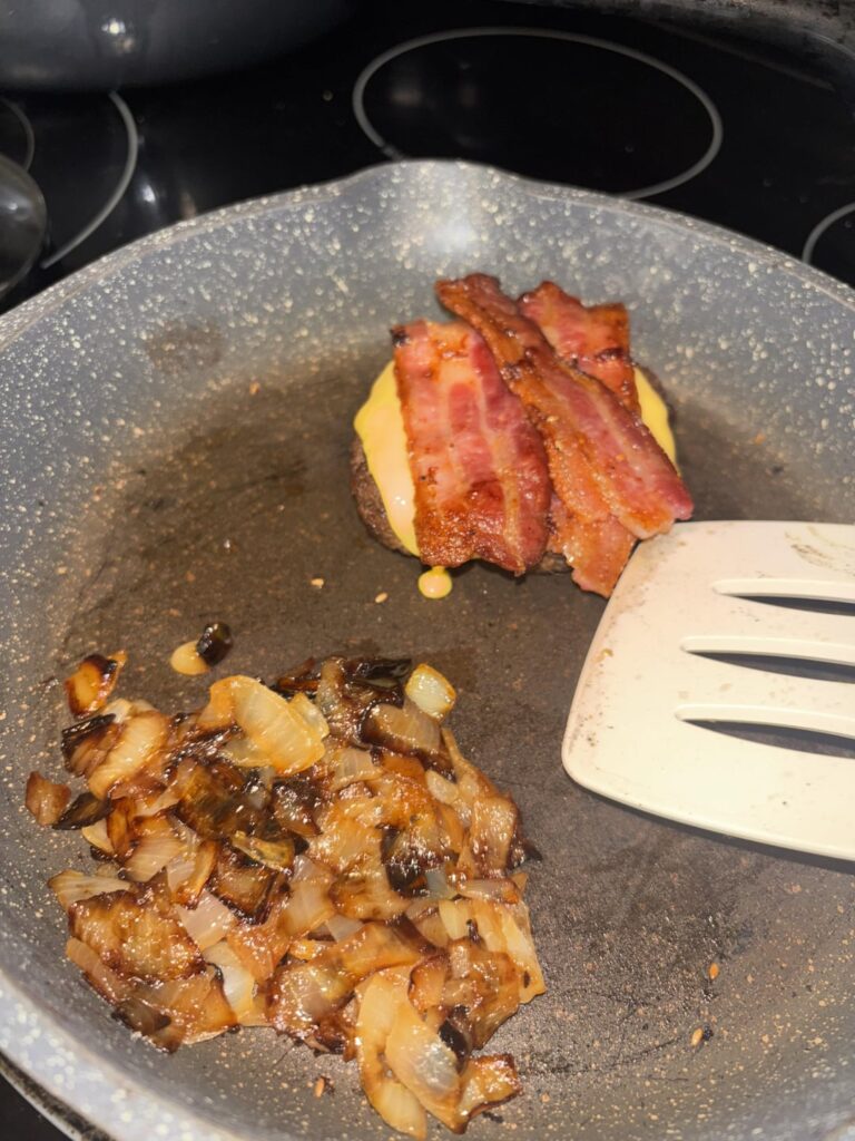 30% burger , 10% bacon and 60% onion.