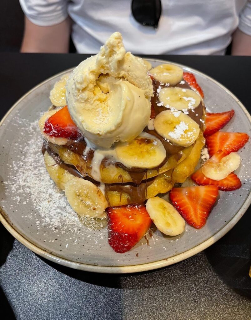 How many cals in this pancakes, one with egg and bacon and another with fruit, Nutella and ice cream?