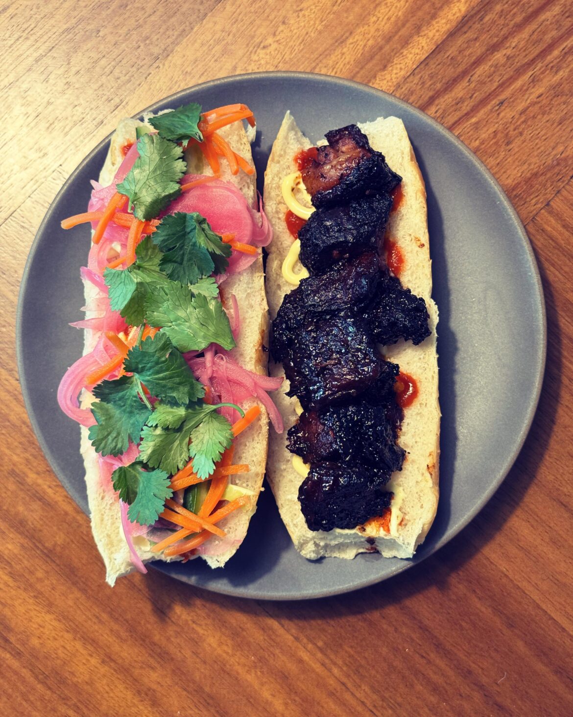 Blueberry Chipotle Kansas City Burnt Ends Bánh mì
