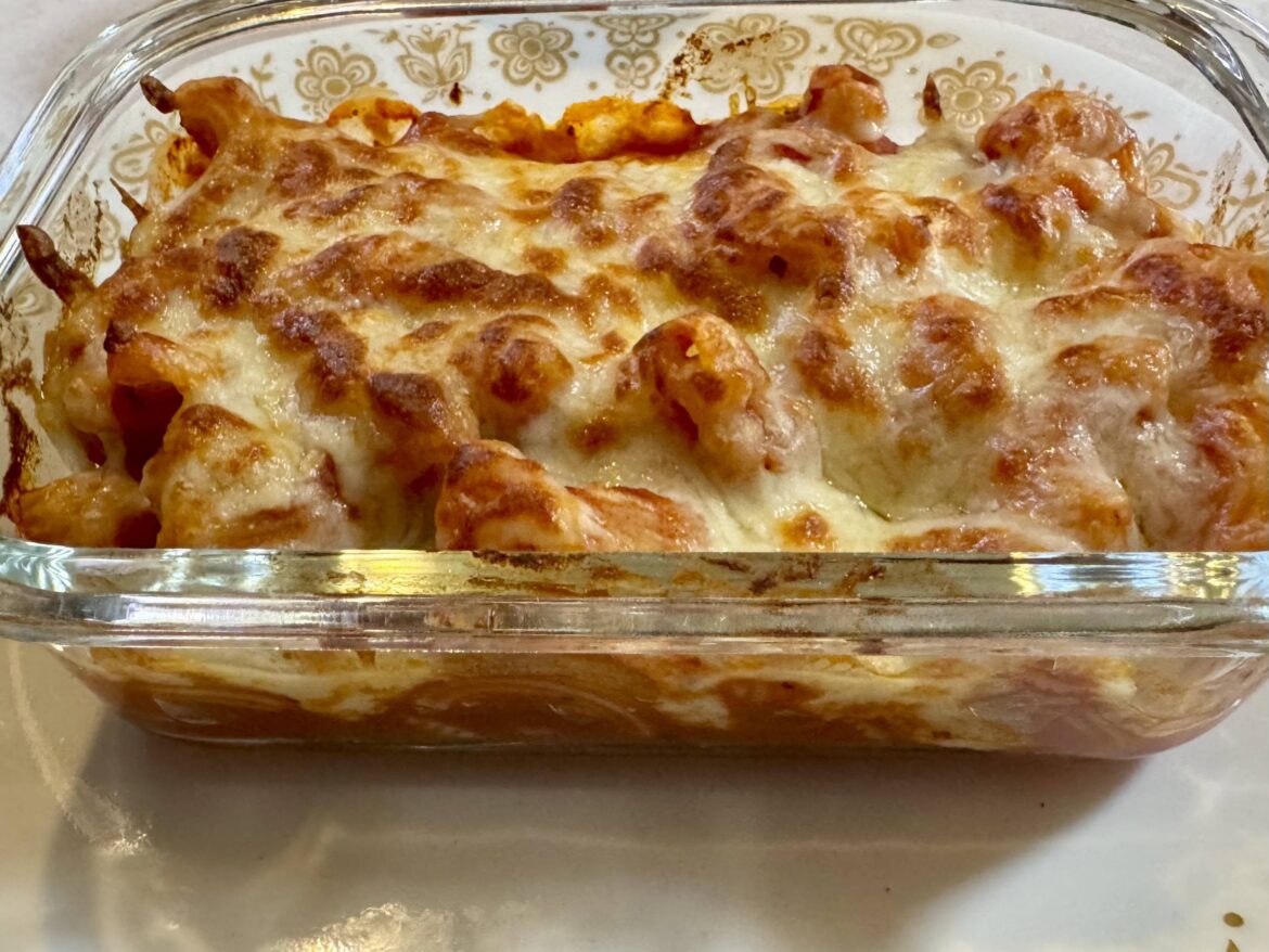 Buy oven-safe glass food storage containers so you can make yourself mini casseroles and say you ate an entire tray of baked ziti for lunch. 400 calories 14F 32NC 25P
