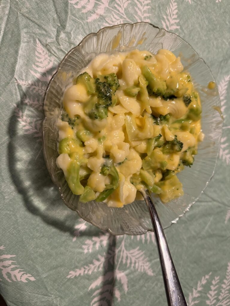 BEST hack ever! Huge bowl of broccoli mac and cheese for only 377 calories.