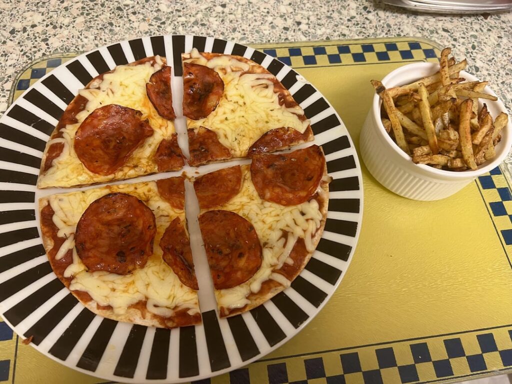 430 cal pizza and chips 🍕🍟