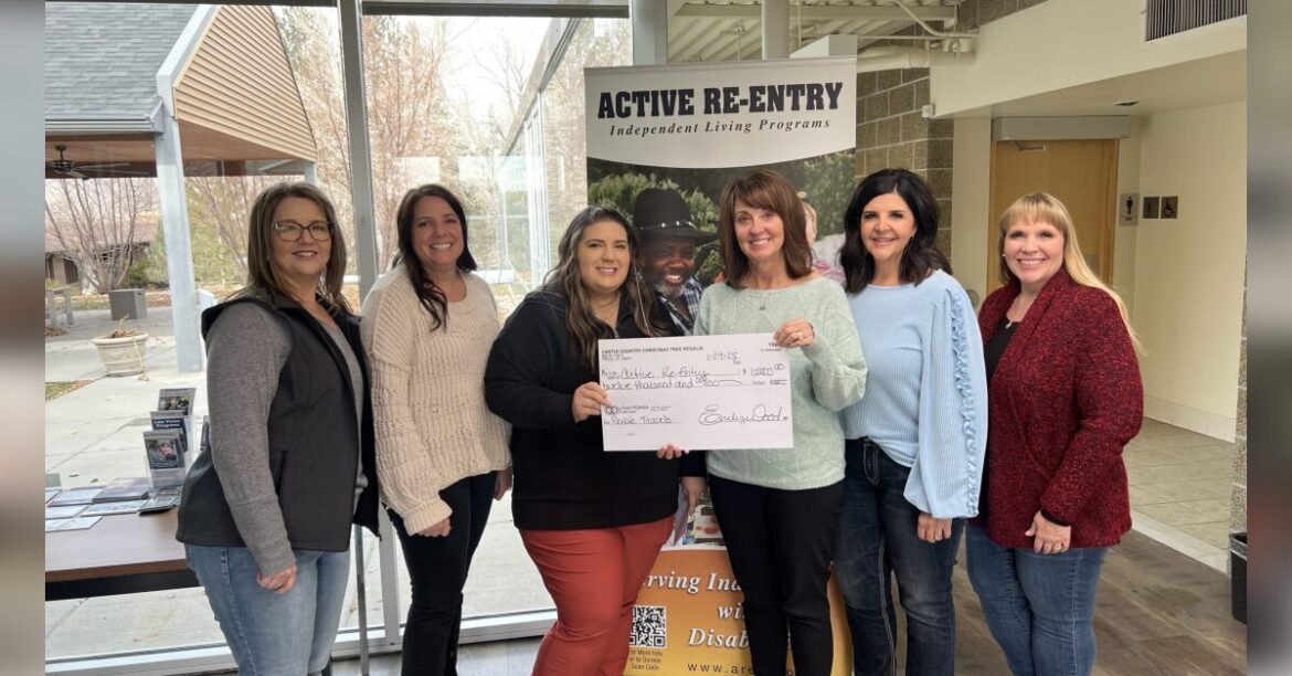 Castle Country Christmas Tree Regalia Shares the Love