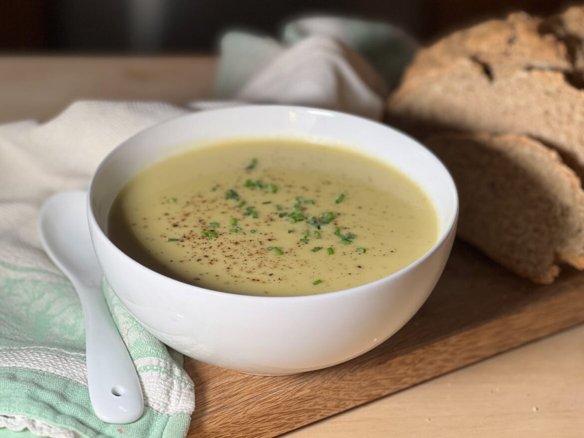Winter leek and potato soup: simple, streamlined, and deeply delicious Winter leek and potato soup, adapted from a recipe by Darina Allen of Ballymaloe Cookery School.