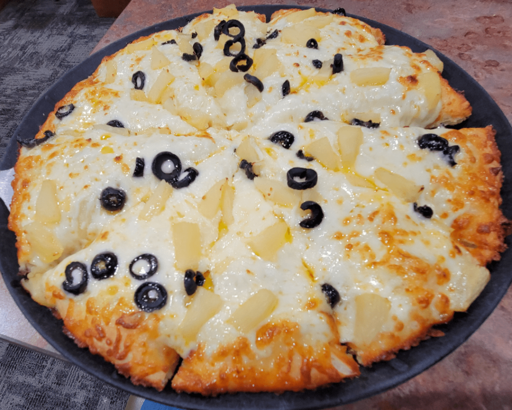 Garlic sauce, white cheddar sauce, black olive and pineapple.