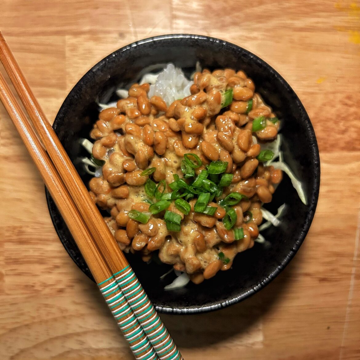 Quick snack. Natto gohan with sliced cabbage