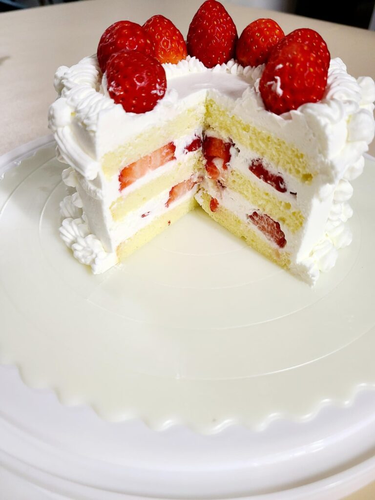 I want to show you the inside of my cake. It's a small cake that is 12 cm in size.
