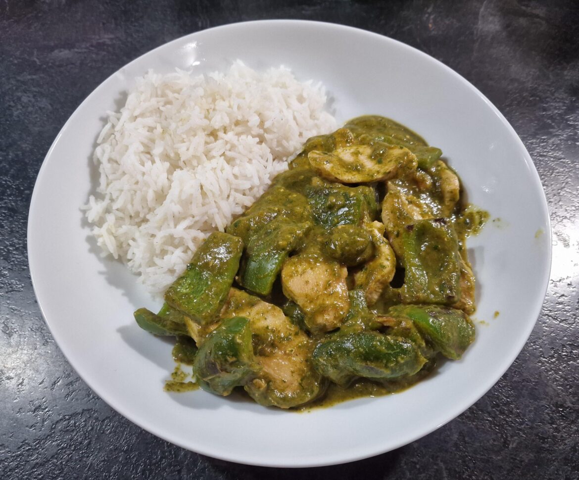 Chicken curry with green pepper and spinach