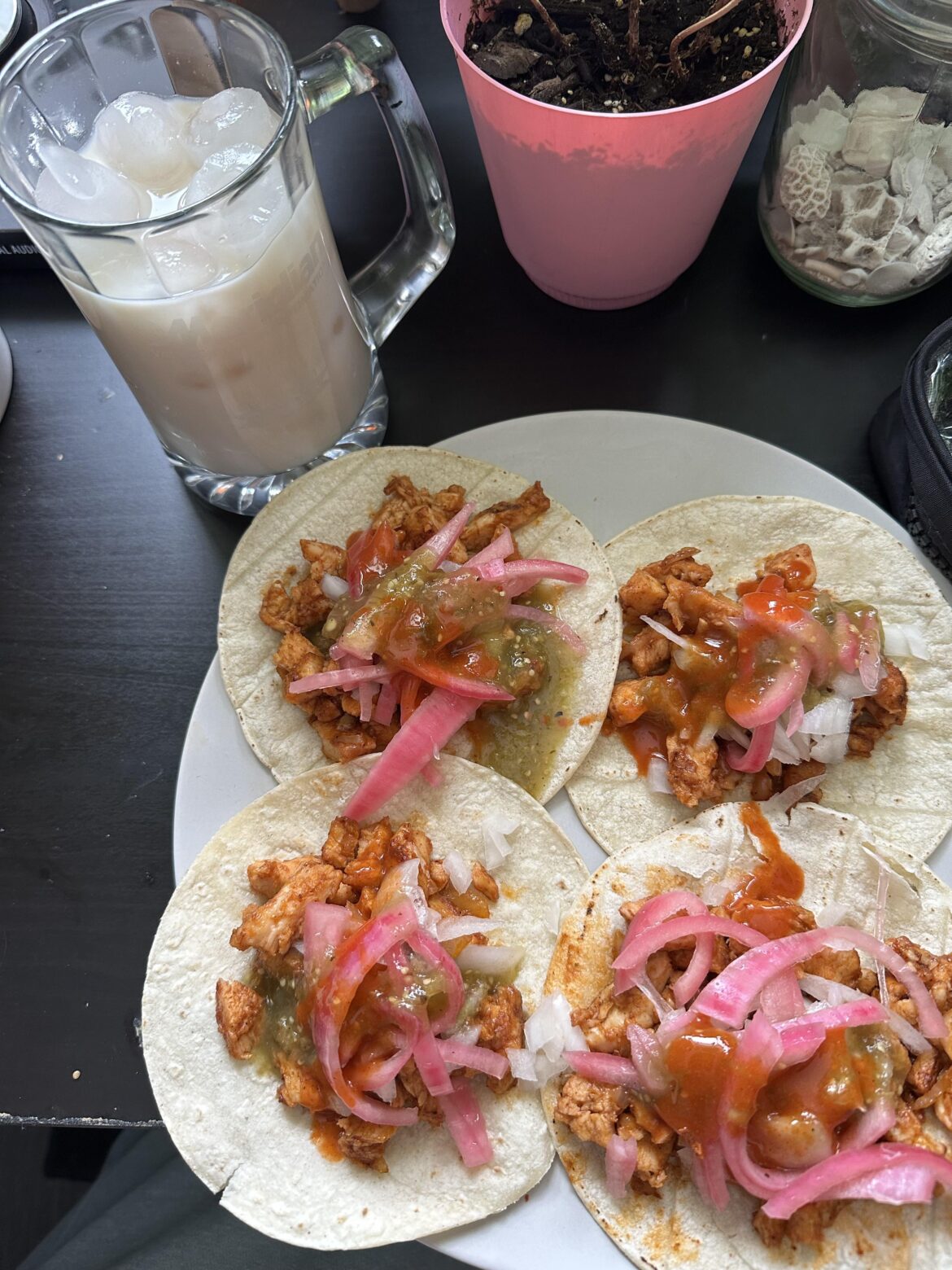 Tinga de pollo y horchata