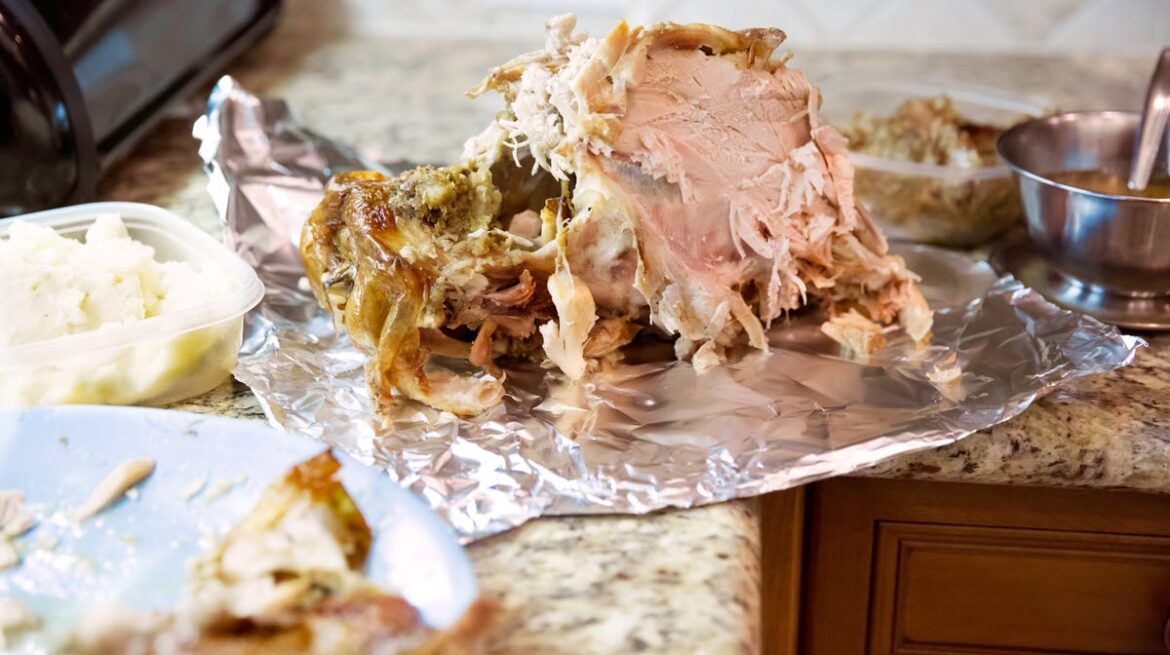 How long do Thanksgiving leftovers last in fridge or freezer? How long do Thanksgiving leftovers last in fridge or freezer?