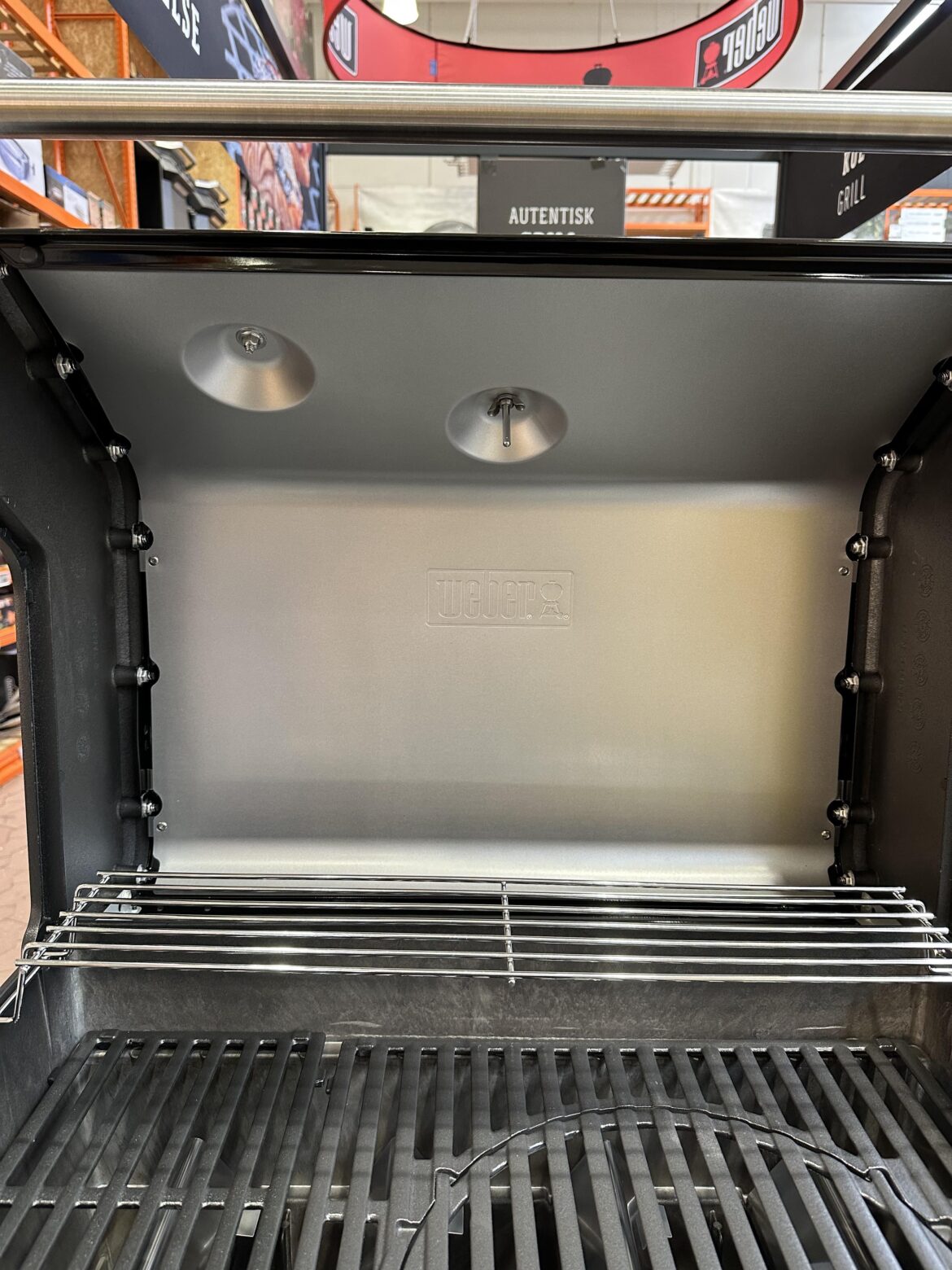 What is the aluminum plate on the inside lid of the new Spirit E-425?