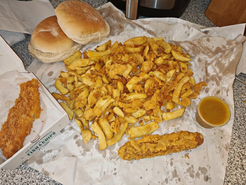 Chippy tea. Large chips and scraps, battered sausage, mini battered cod, curry sauce and a couple breadcakes 🏴󠁧󠁢󠁥󠁮󠁧󠁿