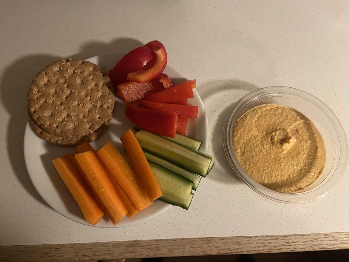 Girl dinner or something like that. 550kcal if I finish all the humus. Which I probably will!