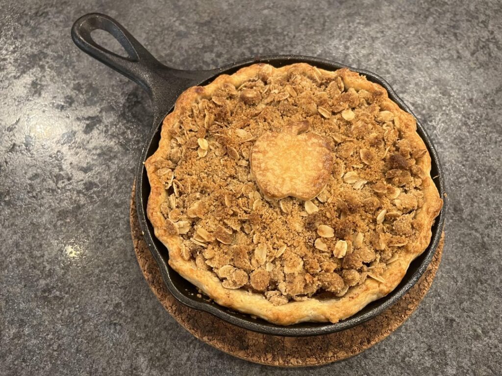 Personal Size Apple Crumble Pie