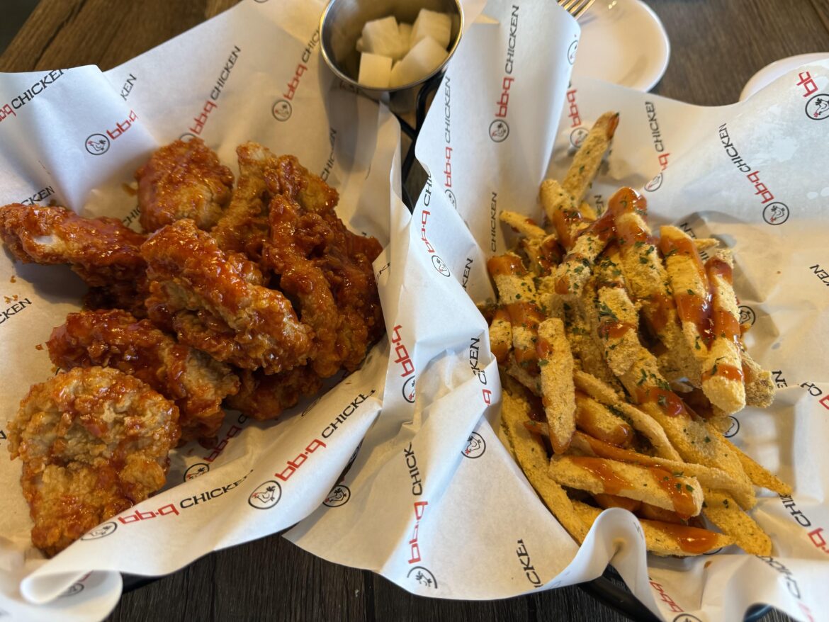 bb.q chicken : 매운 양념 치킨 (Hot Spicy Chicken) & 치즐링 감자튀김 (Cheesling Fries)