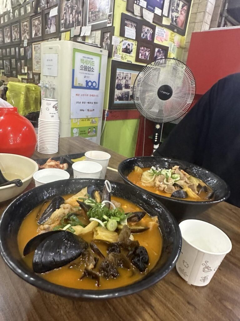 The spiciest seafood soup in Seoul KILLED me.... 신길동 매운짬뽕