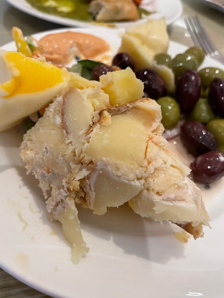 What kind of cheese is this? Am I right believing this is just yesterdays unused cheese melted together?