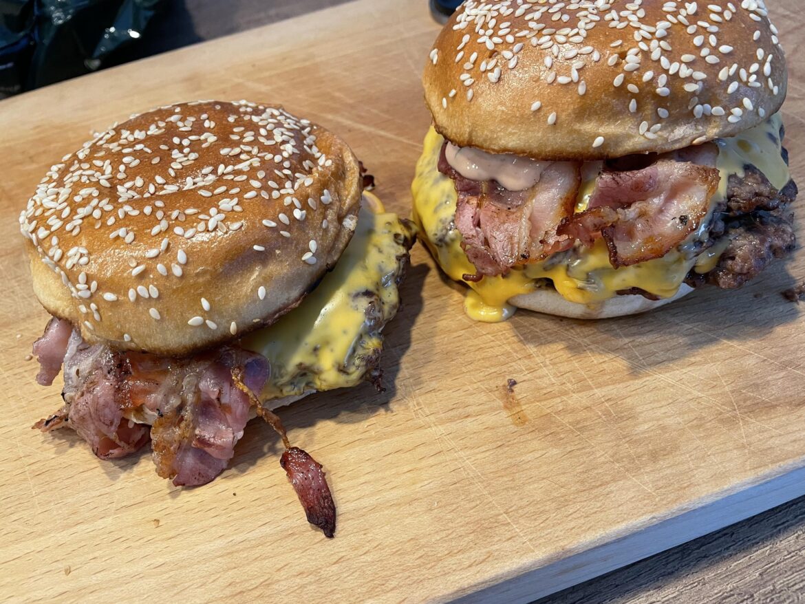 Its friday! Make yourself some juicy burgers and enjoy your weekend 🔥🍔🔥