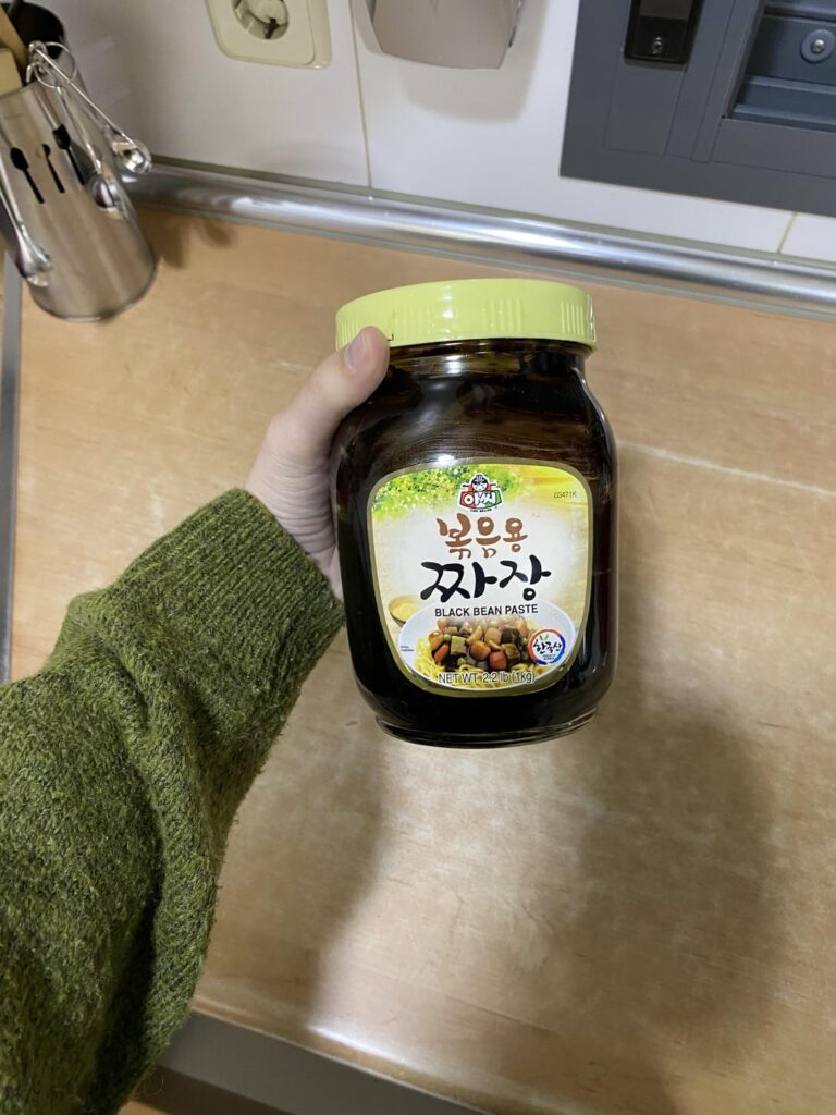 Does jajang sauce go bad?