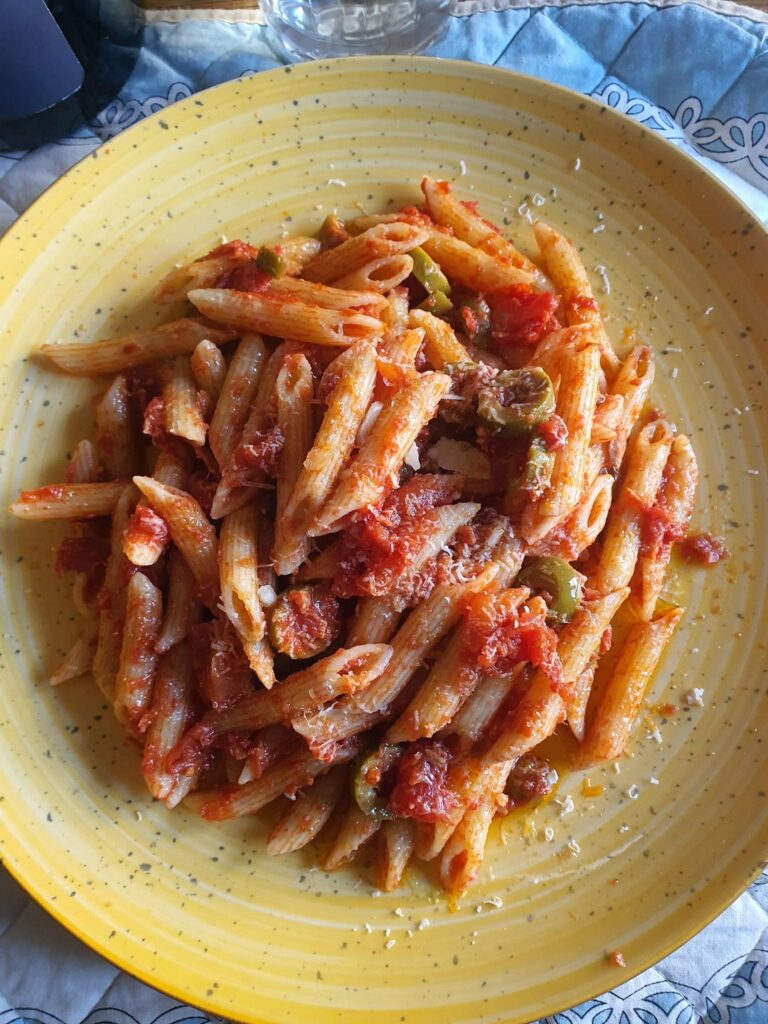 Penne pomodoro,olive ....con scarpetta finale.