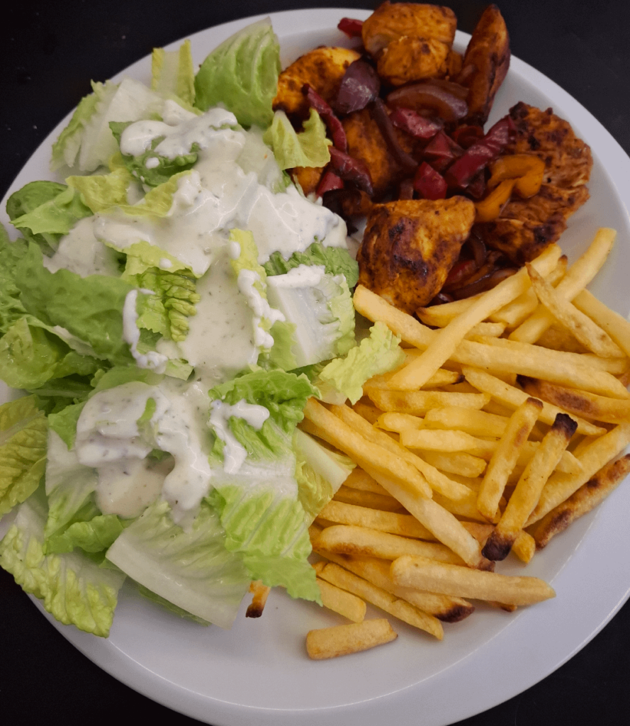 Dinner. Chicken, bell pepper, onion, oven french fries, yoghurt garlic sauce, lettuce. (443 kcal)